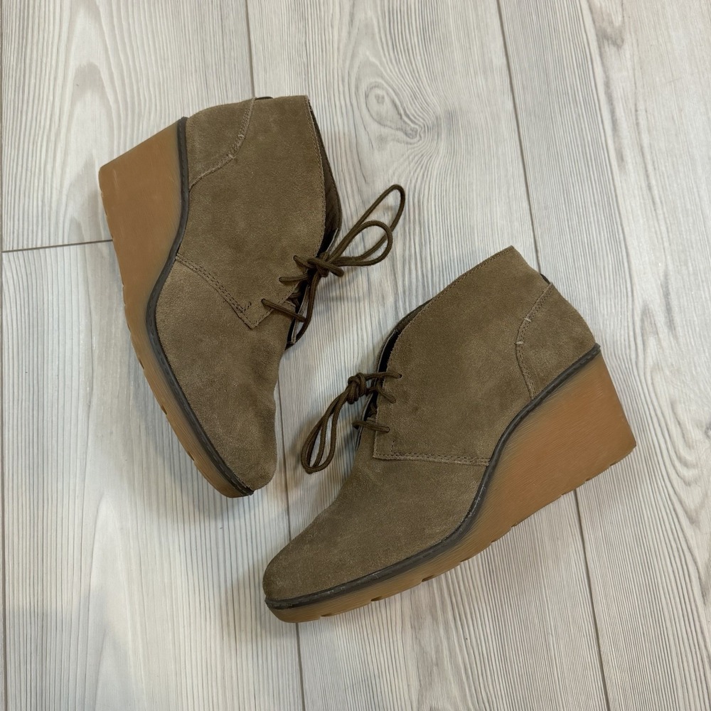CLARKS Hazen Charm Ankle Suede Laced Wedge Boots Womens 8 Brown Olive Comfort